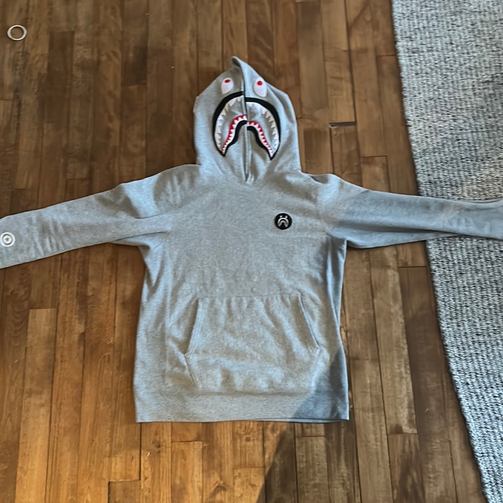 It’s my ex boyfriend’s hoodie. Good quality, worn 2 -3 times.